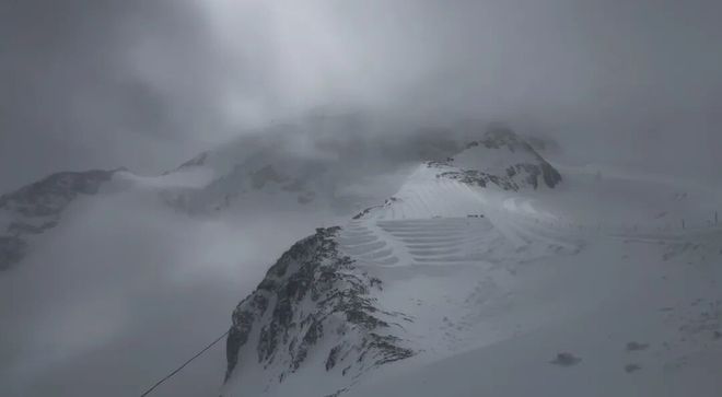 九游体育网站：瓦莱州（萨斯斐+内达兹四山谷）｜冰川纯净与四山谷辽阔藏着阿尔卑斯最本真的雪魂(图9)