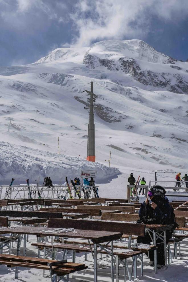 九游体育网站：瓦莱州（萨斯斐+内达兹四山谷）｜冰川纯净与四山谷辽阔藏着阿尔卑斯最本真的雪魂(图11)