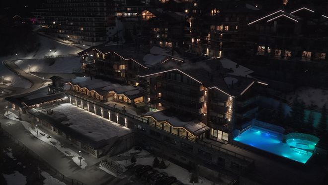 九游体育网站：瓦莱州（萨斯斐+内达兹四山谷）｜冰川纯净与四山谷辽阔藏着阿尔卑斯最本真的雪魂(图13)